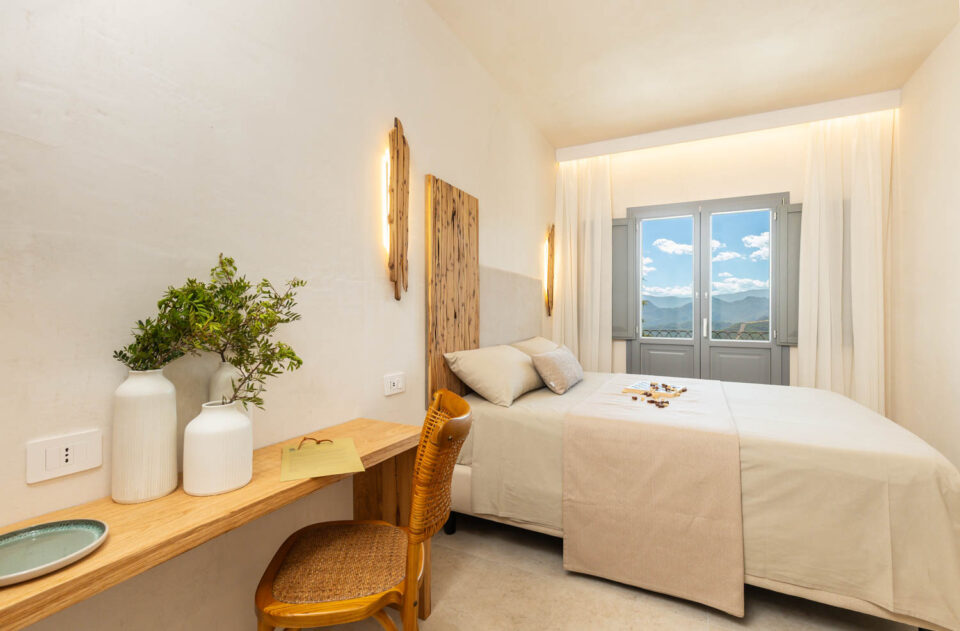Camera matrimoniale a Baunei con balcone, bagno privato e vista sul Supramonte